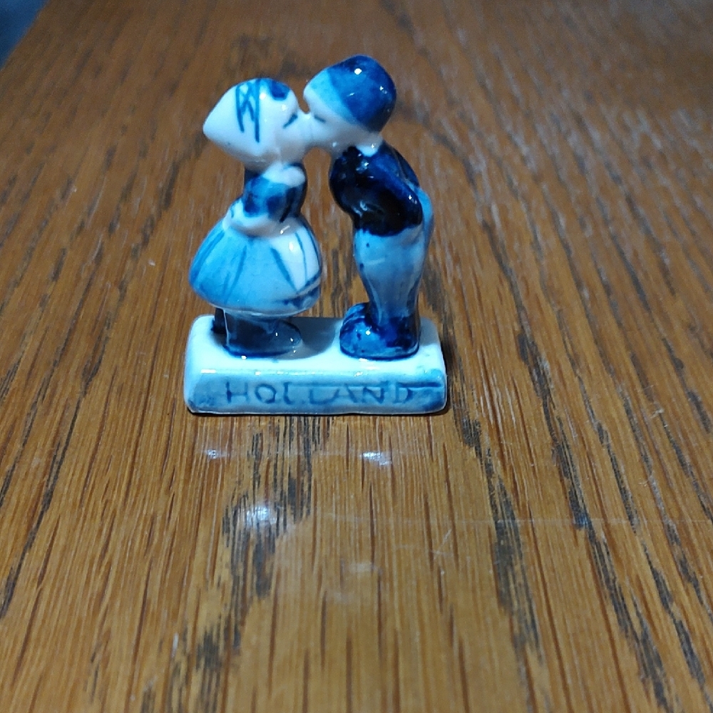 Blue and White Holland Kissing Figurine